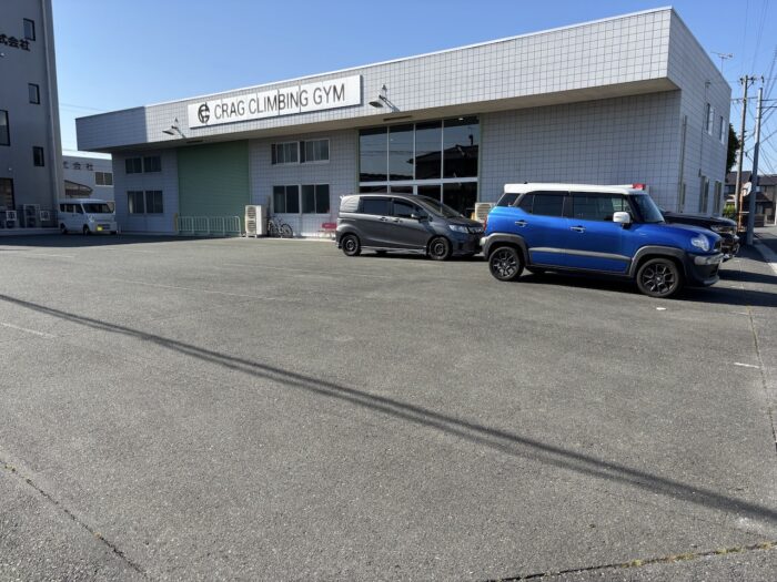 店舗前に20台以上の駐車スペース